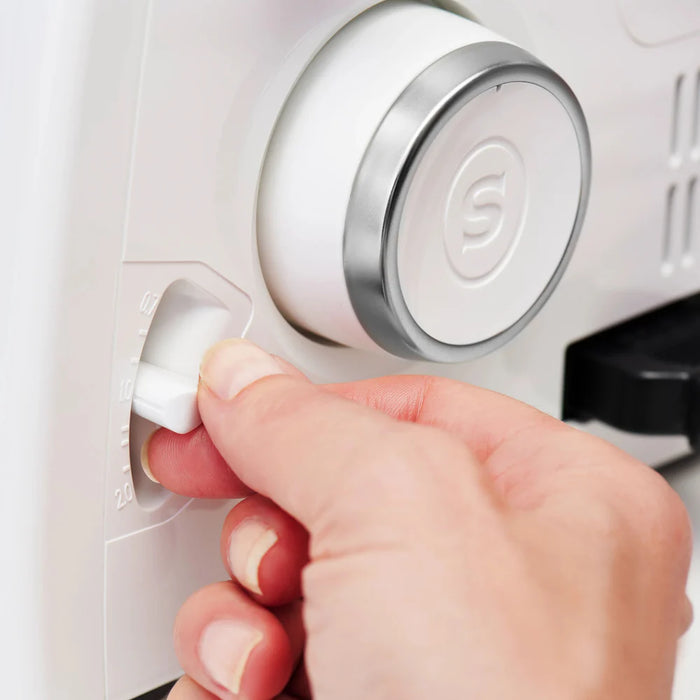 Close-up of stitch length adjustment dial on SINGER SE017 Elite serger for customizable overlock and rolled hem stitches